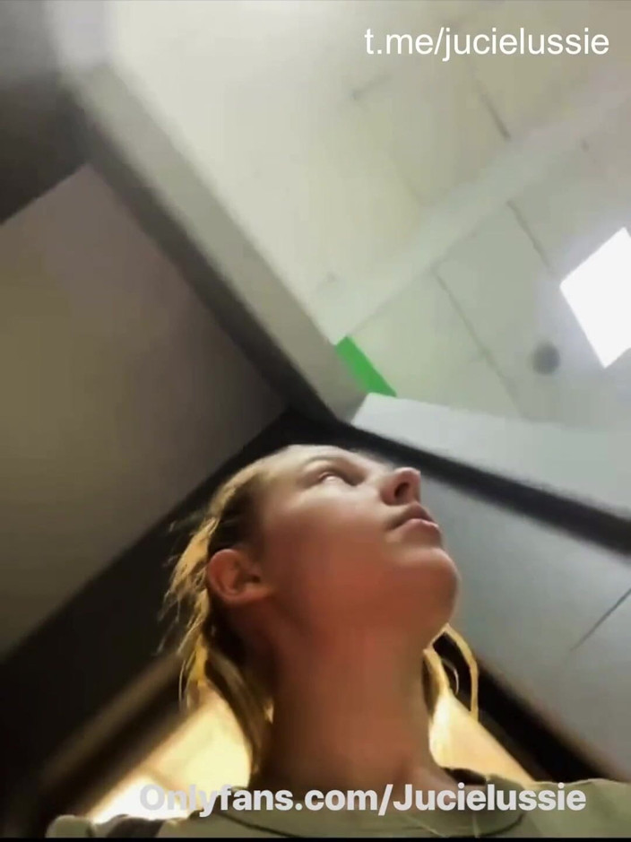 JuiceLussie: 체육관에서 훈련하고 자신과 놀고 있는 핫한 소녀