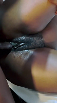 Grande pau preto profundo em sua boa buceta 2
