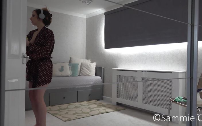 Sammie Cee: 집에서 일하는 새엄마의 오줌싸기