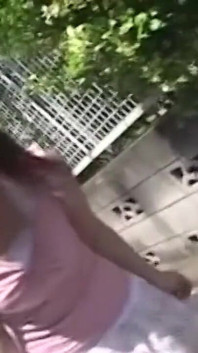 Tânăra soție brunetă asiatică tachinează pula cu un vibrator roz