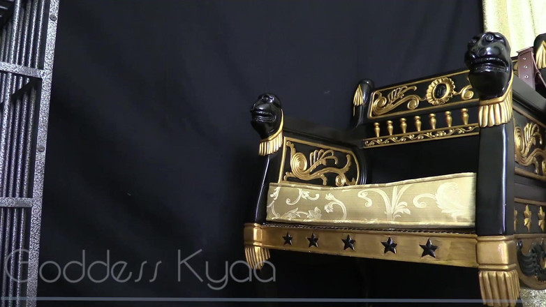 Kyaa Chimera: 携帯を操作して無視している