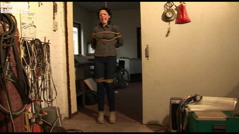 Submissed: ステフィがロープにぶら下がり、きつくボールギャグをはめられている