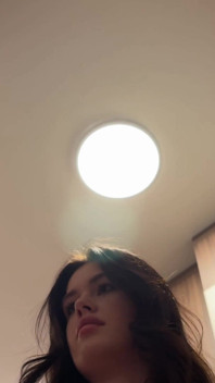 热辣的新娇小黑发妻子在厨房没有内裤与黑色连裤袜检查电器