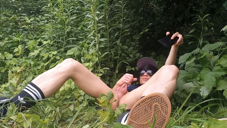 Jon Arteen: După ce este prins afară, homosexualul twink Jon Arteen se...