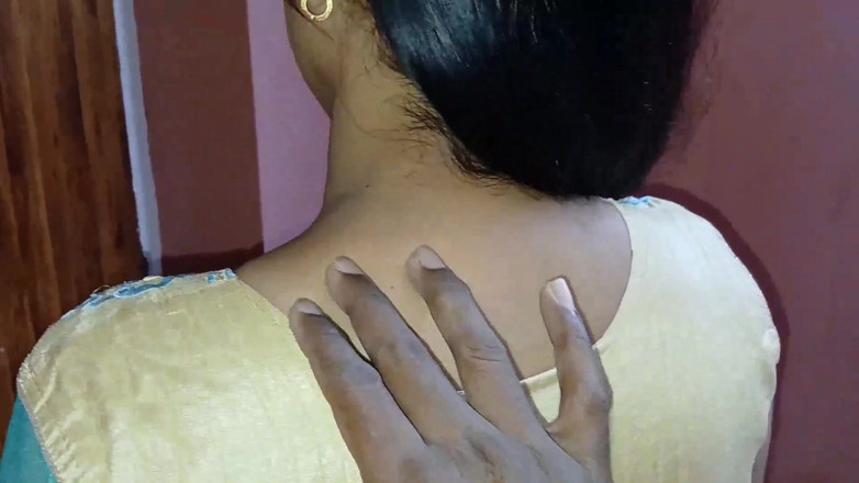 Apple Porn: Mi hermanastro toca mis grandes tetas y froto su enorme...