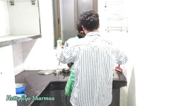 继妹的阴户被她的继兄弟狠操，她穿着纱丽！