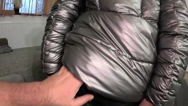 MilfyCalla: 从园丁那闪亮的羽绒服上射了很多精液 270- 预告片
