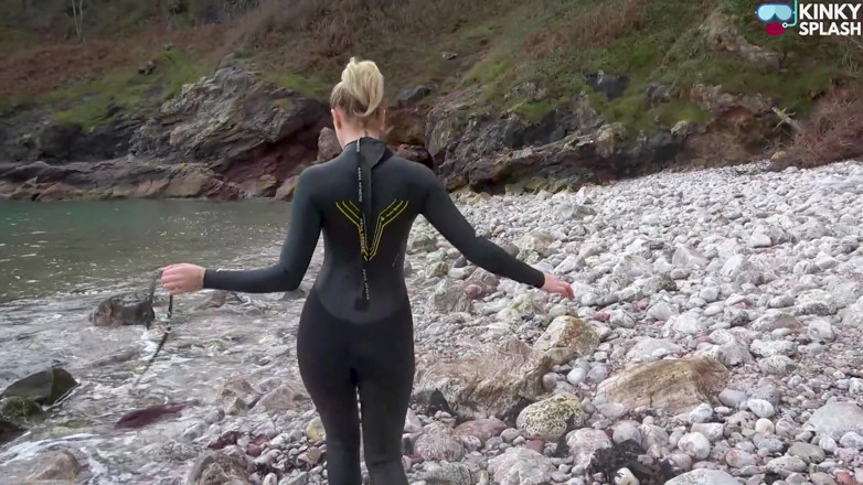 UKCuteGirl Lucy Lauren: Neoprene zvrácený mokrý a dávivý v moři