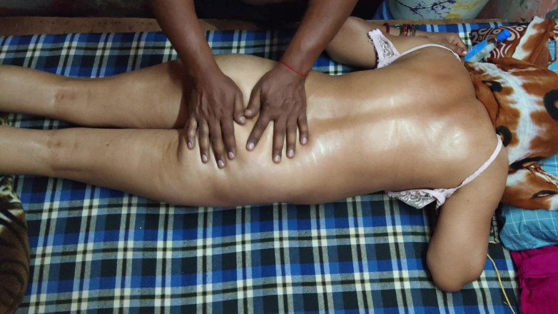 Meenu raj: Adik tiri desa india lagi asik pijat memeknya