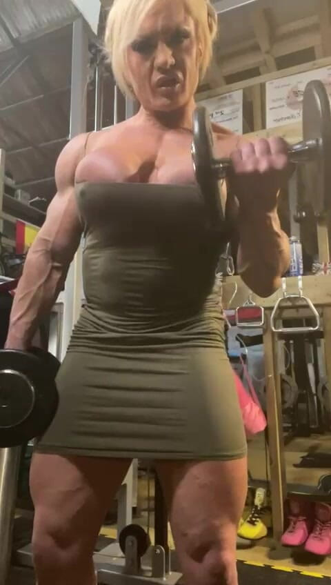 Lisa Cross: Instrucțiuni de masturbare de la o zeiță musculară