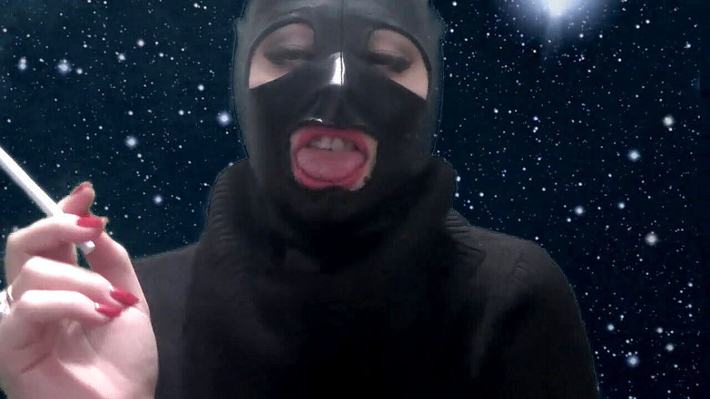 Goddess Misha Goldy: Куріння і дражнить вас у латексному масці