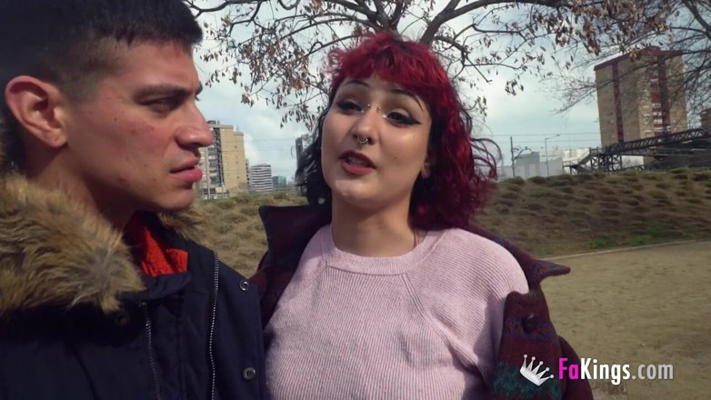 FAKings: Lei adora una bella scopata in STRADA! Ragazza rossa viene...
