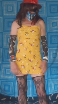 Penggoda dalam pakaian kuning kecil seksi saya dan seluar dalam biru