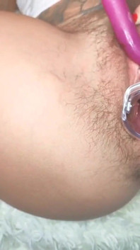 Cewek ini lagi asik orgasme di memeknya - close up