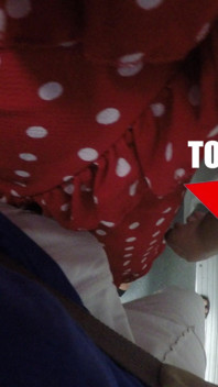 Tocó su polla en el tren para ver su reacción y le gustó!