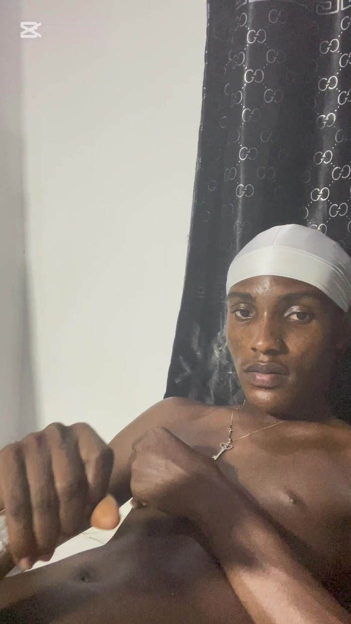 Aded-Toxic: Молодий твінк з великим чорним членом