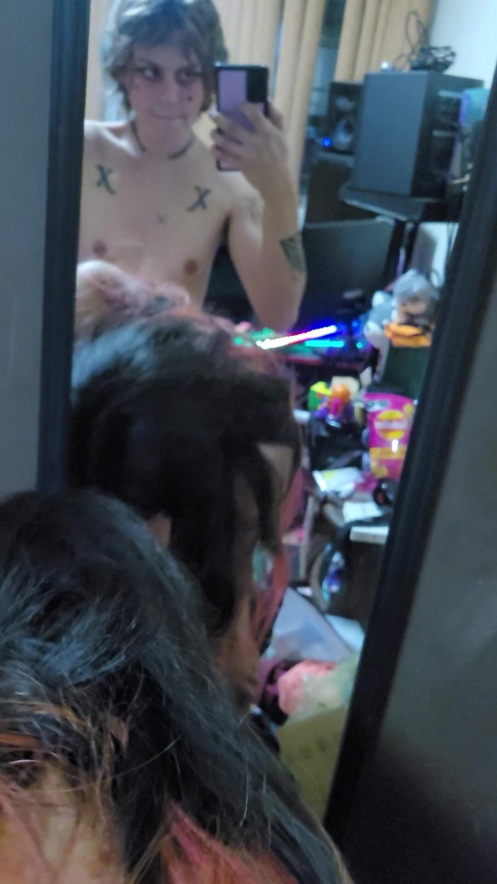 AcidSuccubus: La prima volta che ho scopato la trans dj, lei è...