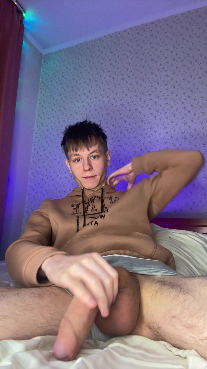 Morflot24: 巨大なチンコを持つ細身のツインク、真剣な緩和が必要だ