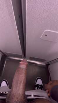 Grote zwarte lul in toilet