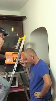 Electricista llamado a casa por su esposa brasileña y en ella sintiéndose sintiéndose, invita al amante que la satisface en su ausencia