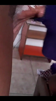 Going raw v Její Extrémně mokrá kundička - Roztomilá holka kouří péro a tvrdě šuká na kameru. POV ebony sexy kouření