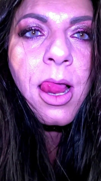 穿着闪亮的紧身衣的丰满熟女 - 拉链乳沟和大衣挑逗