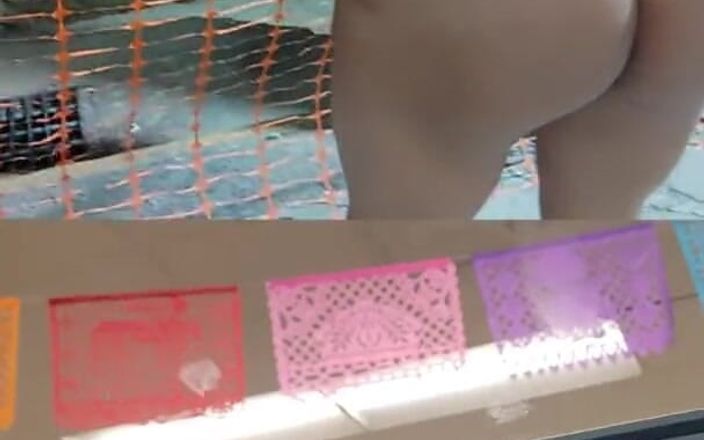Traviezisha: 이중 캠 : 거리에서 그녀의 바닥을 알몸으로 따먹는 끈 팬티의 노출증 Sissy