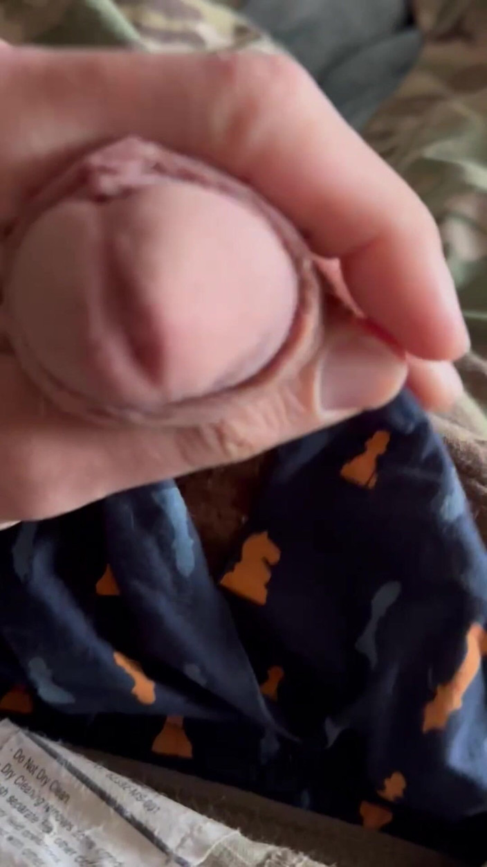 Gay Soldier Stuff: Specialistul armatei masturbează o încărcătură groasă cremoasă după o săptămână în câmp...