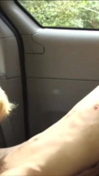 Due ragazzi sexy scopano crudi in macchina