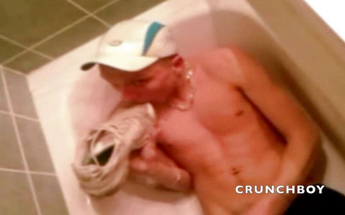 Sneaker gay: O tipă sexy cu pișat și adidași adulmecă în baie