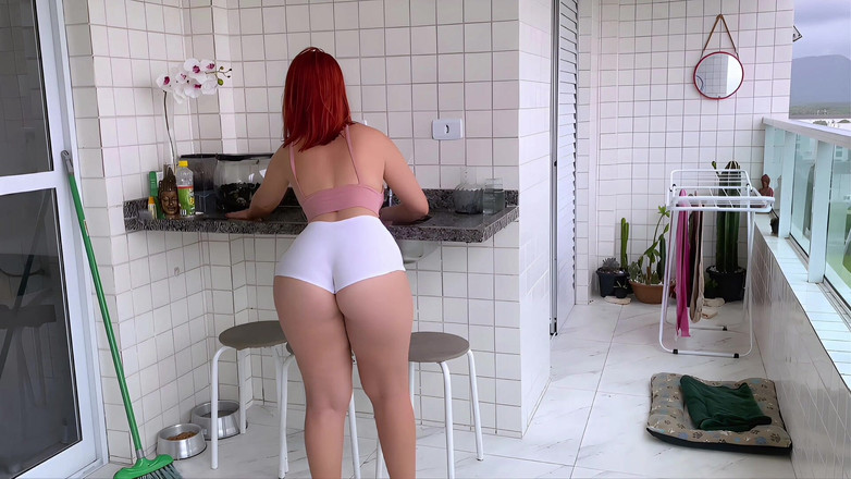 Curious Electra: Servírka má velký zadek a nosí bílé kraťasy