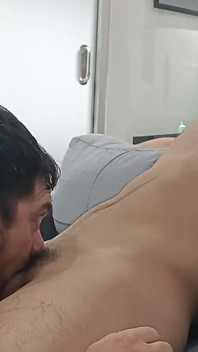 Recebendo um boquete enquanto assiste TV