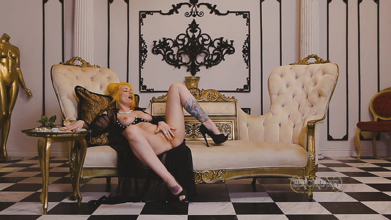 Black Label Magazine: Pearl Nurek