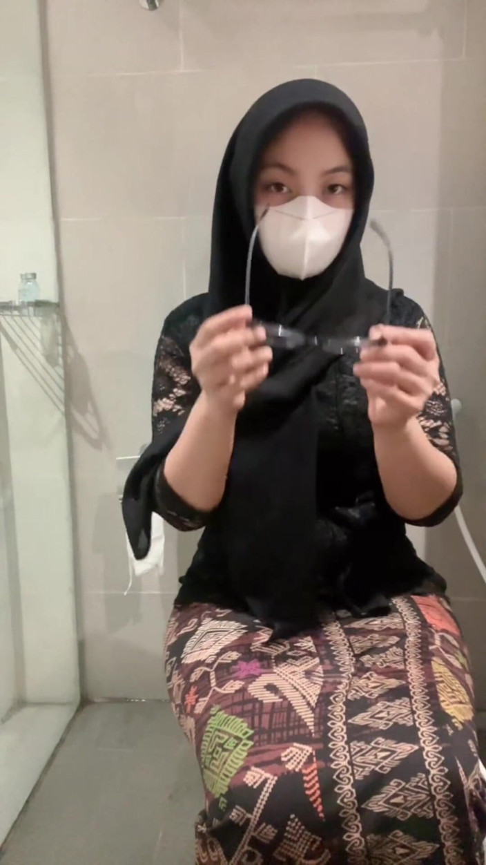 Biancaid: Sexy Weißes Kebaya-hijab-mädchen Spielt Auf Der Toilette, Bis Squirt