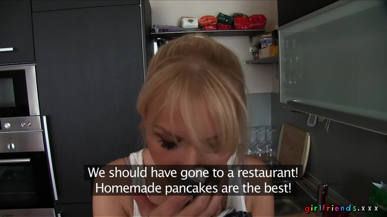 Girlfriends XXX: Girlfriends XXX - coppia lesbica si prende una pausa dalla cucina...