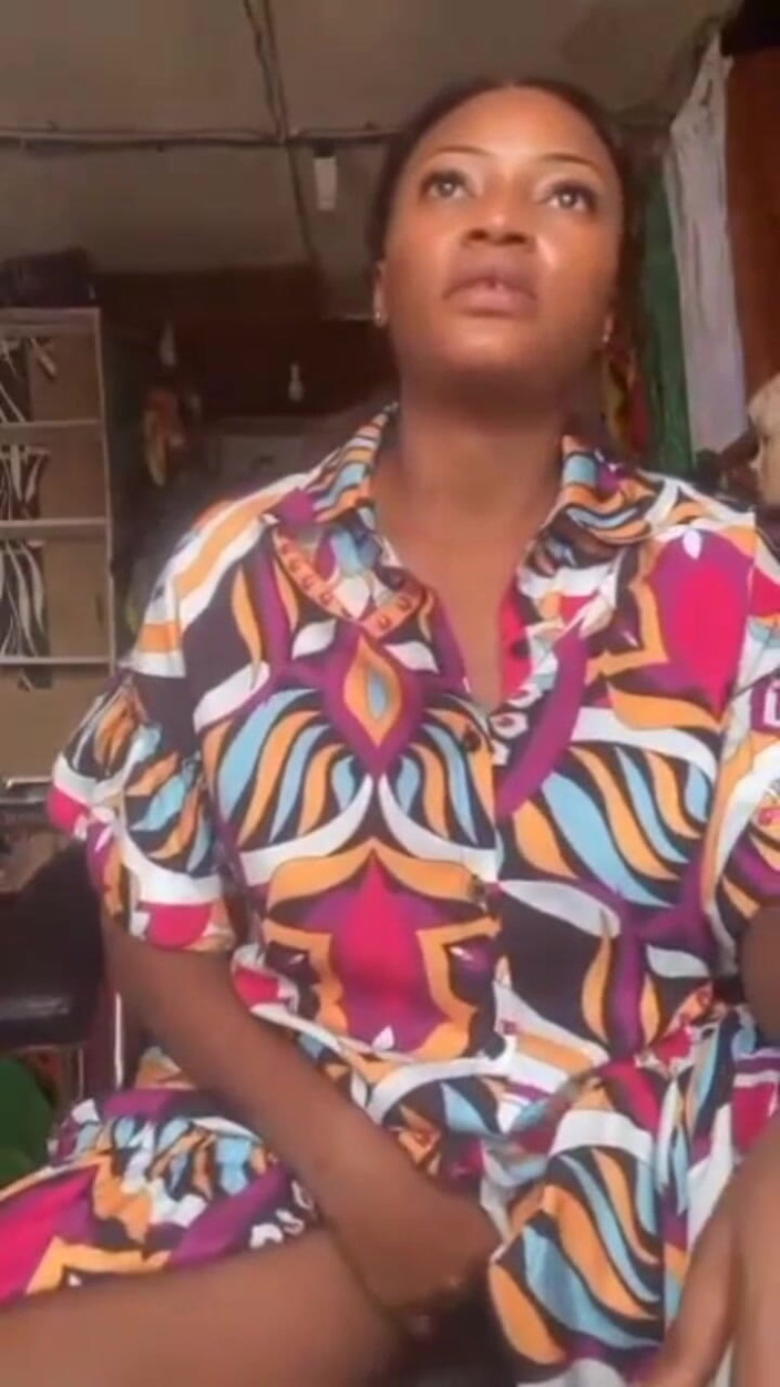 Me and my new slut: 欲求不満な母親が自分の太った膣を恋人のために店で弄る公然たるマスターベーション