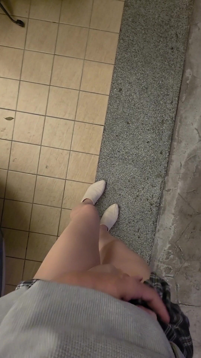 Taiwancdgirl: Mostrando calcinha na garagem do motel