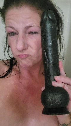 EliteLadyS: MILF masturbuje się wielkim czarnym dildem od fana, który nie...