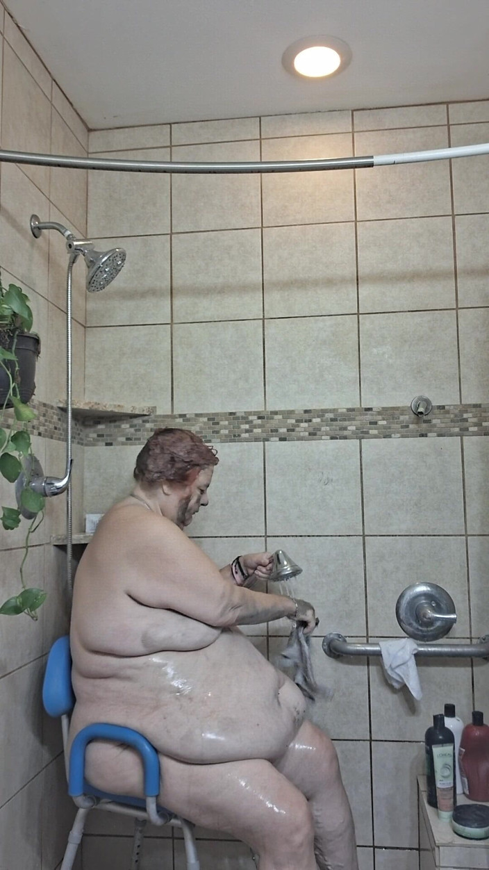 BBW nurse Vicki adventures with friends: Duża Piękność Pielęgniarka Vicki Biorąc Kurację Błotną Pod Prysznicem!
