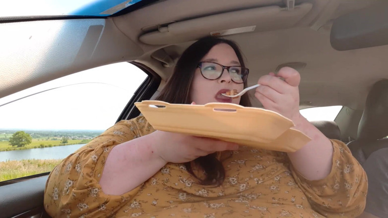 SSBBWLadyBrads: 仲間と車の中で食べ物を食べる