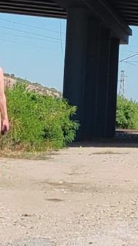 Slave Tih Pokazuje Swoją Cipkę I Cycki Pod Mostem