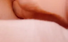 Allarga le gambe scopando il mio ano