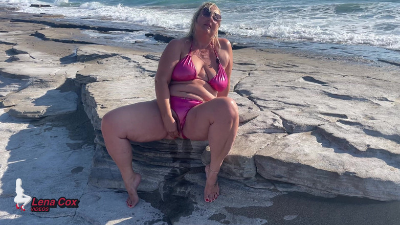Lena Cox: Cewek kelain masturbasi dengan bikini di pantai sampai muncrat berisiko