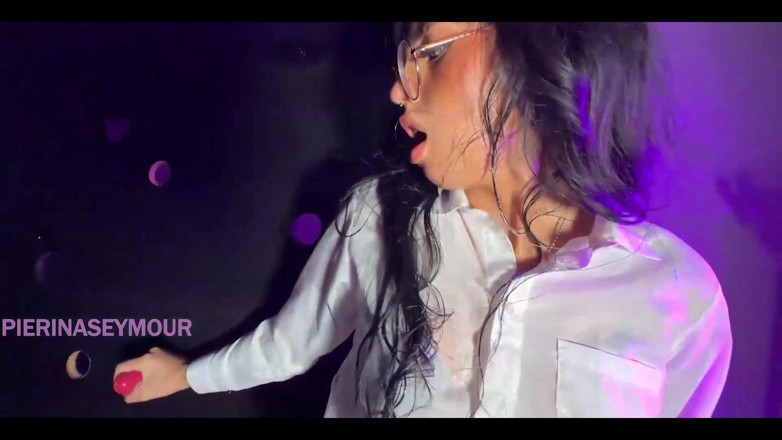 Pierina Seymour: Pantat bahenol cewek hot rambut cokelat ini dientot sama dua...