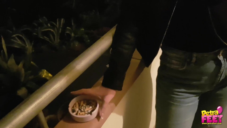 Smokin Fetish: Fumo e feticismo del piede all'aperto con una ragazzina carina