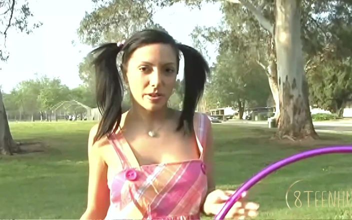 8TeenHub: Sexy adolescente dai capelli scuri viene scopata e prende sperma...