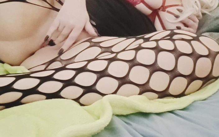 WildFlawiii: Super nadržená milfka má orgasmy v sexy punčochách
