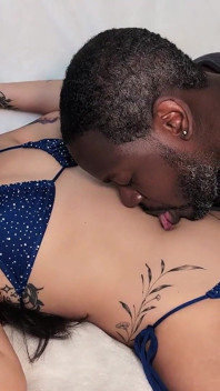 Kiara Star: adoração da barriga de biquíni