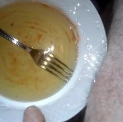 Sex hub male: 约翰在两个盘子上撒尿