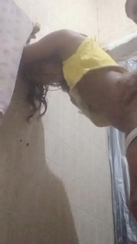Delizioso sesso con il patrigno in bagno, 100% anale